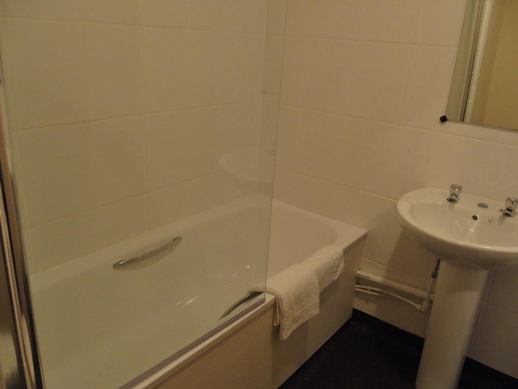 Almond House Lodge Единбург Екстериор снимка
